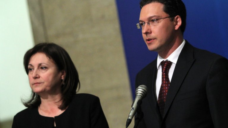 Според Даниел Митов проблемът в Македония трябва да бъде решен чрез реформи. Бъчварова увери, че по границата е спокойно.