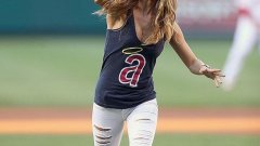 Нина Агдал не е само красивото момиче от кориците на мъжките списания, а явно обича и бейзбола. Вижте и другите звездни хвърляния през тази година...