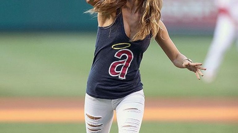 Нина Агдал не е само красивото момиче от кориците на мъжките списания, а явно обича и бейзбола. Вижте и другите звездни хвърляния през тази година...