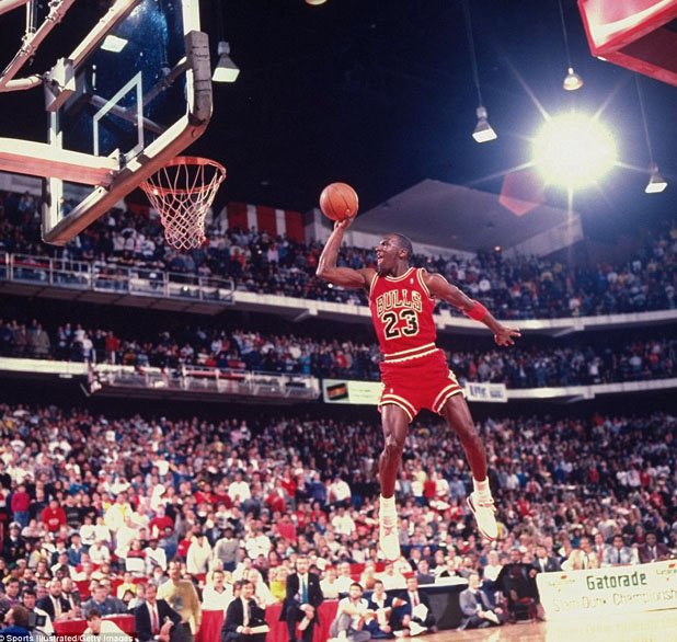 1. Майкъл Джордан (баскетбол) – 1,7 млрд. долара
Спортистът, спечелил най-много пари. Джордан е спечелил 93 млн. долара в продължение на 15-годишната си кариера в НБА с Билс и Уизърдс, а и досега прибира по 100 млн. долара на година от договора си с Nike. 

