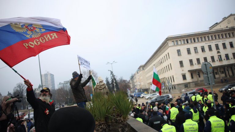 Полицаите са повече от протестиращите