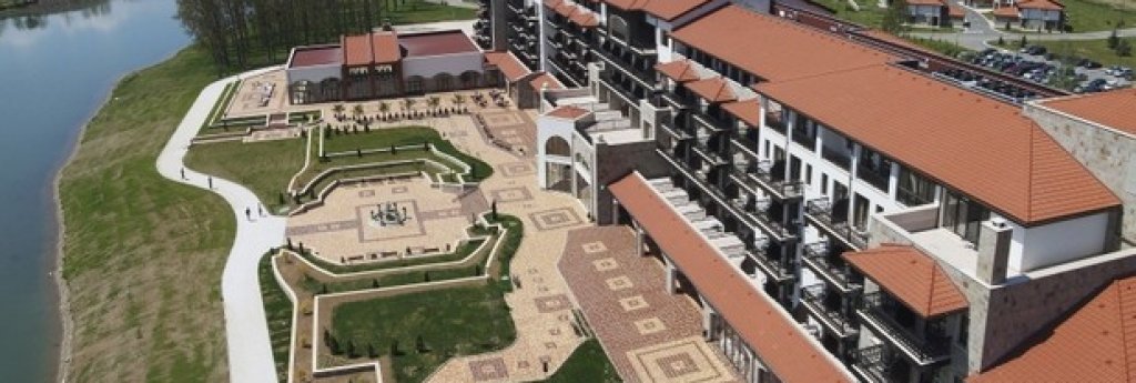 "Джи Пи Груп" ООД е фирмата-проектант на хотел "RIU Pravets Resort" през 2009 г., както и на клубната къща и голф-академията от прилежащия комплекс.