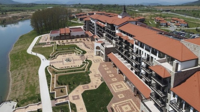 "Джи Пи Груп" ООД е фирмата-проектант на хотел "RIU Pravets Resort" през 2009 г., както и на клубната къща и голф-академията от прилежащия комплекс.