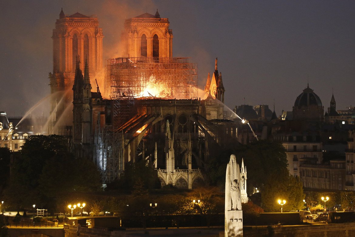 Огънят е тръгнал от покрива на историческия паметник
