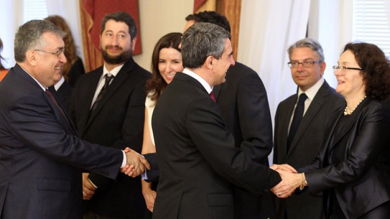 milototo:
Можеше спокойно Плевнелиев да си назначи миналогодишното служебно правителство, вместо да ни кара да се вълнуваме като преди ВИП брадър.