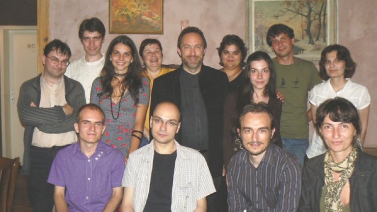Срещата на български уикипедианци с основателя на Уикипедия Джими Уейлс през 2009 г. 
