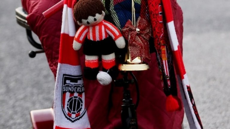 Колоритен фен на Съндърланд преди домакинството на Уест Хем.