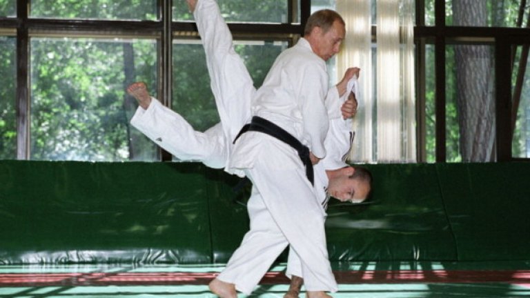 Владимир Путин цял живот се занимава с джудо, но често може да бъде видян и в хокеен екип