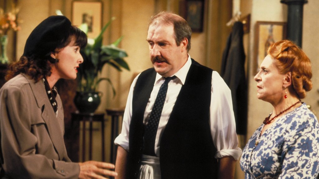 'Allo 'Allo! / "Ало! Ало!"
"Тук, Нощен ястреб, чувате ли ме? Край." Да, този култов сериал няма как да бъде пропуснат. Окупираната Франция има един голям герой - ресторантьорът Рене Артоа, който по някакъв начин винаги се оказва в центъра на най-важните събития наоколо и в сърцата на всички жени (и някои мъже), които го виждат. С великолепен английски хумор, жестоко осмиване на всички участващи страни и множество забавни планове, "Ало! Ало!" логично продължава да е забавен на всяко следващо поколение. И да, не е лошо да го гледате още веднъж.