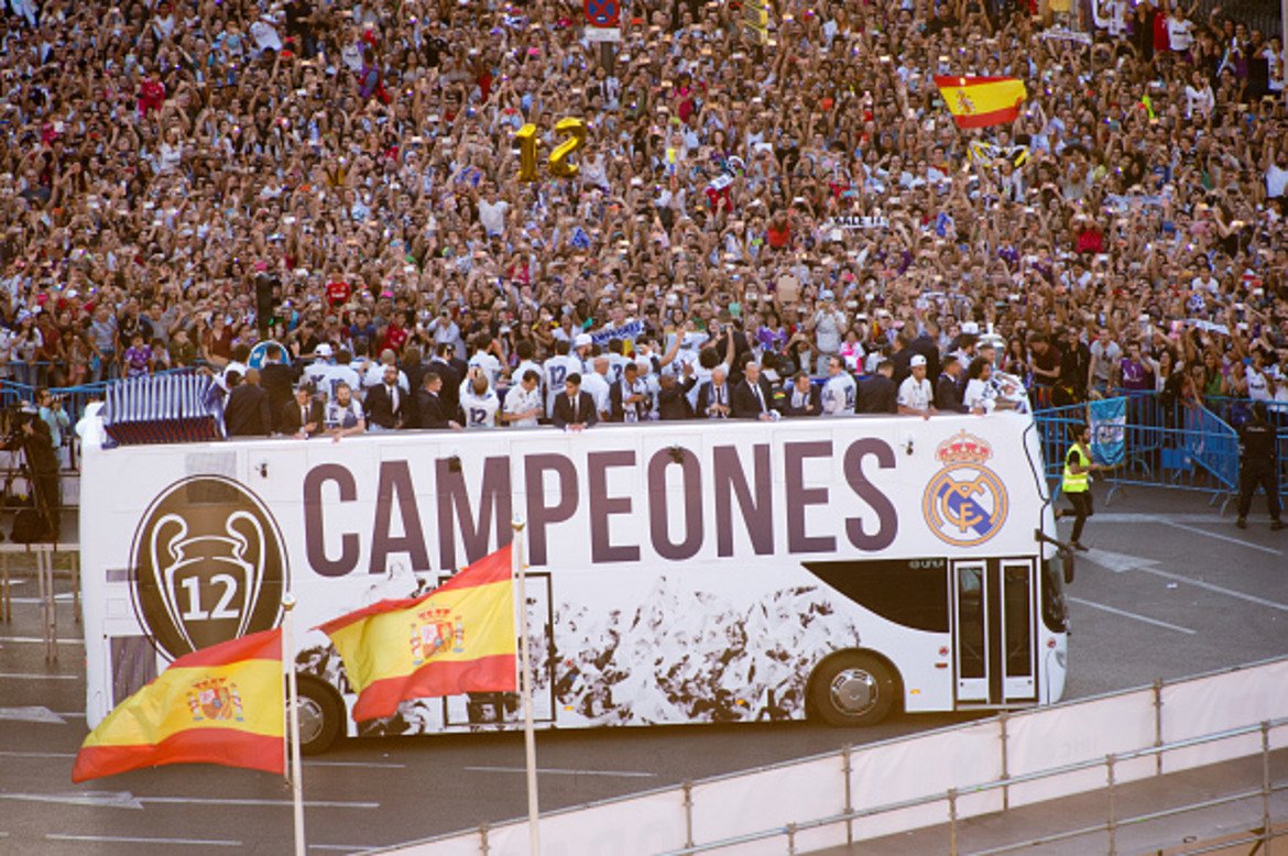 Играчите пътуваха в специално брандиран автобус по повод рекордната 12-а купа от Шампионската лига