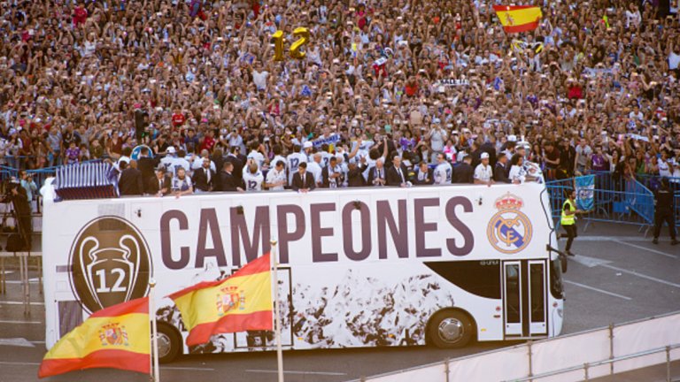 Играчите пътуваха в специално брандиран автобус по повод рекордната 12-а купа от Шампионската лига
