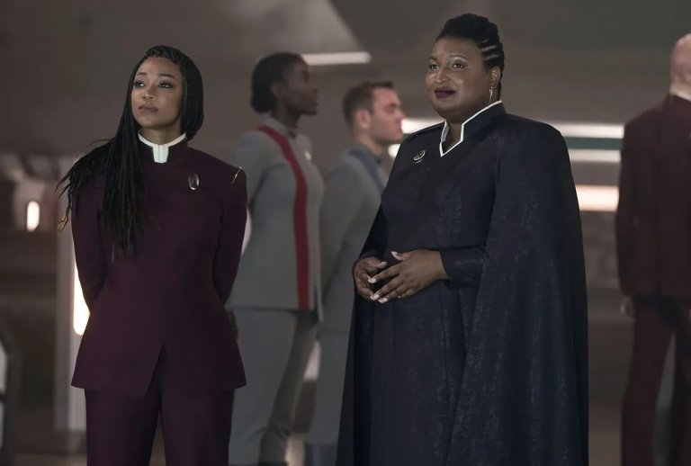 Ейбрамс в сцена от финала на четвърти сезон на Star Trek: Discovery.