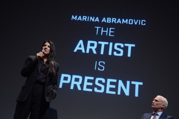 Идеята на перформънса "The Artist is Present" е публиката да "вижда" aртиста и той да "вижда" публиката си, според посланието на Абрамович
