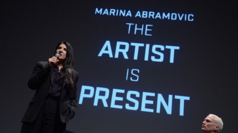 Идеята на перформънса "The Artist is Present" е публиката да "вижда" aртиста и той да "вижда" публиката си, според посланието на Абрамович