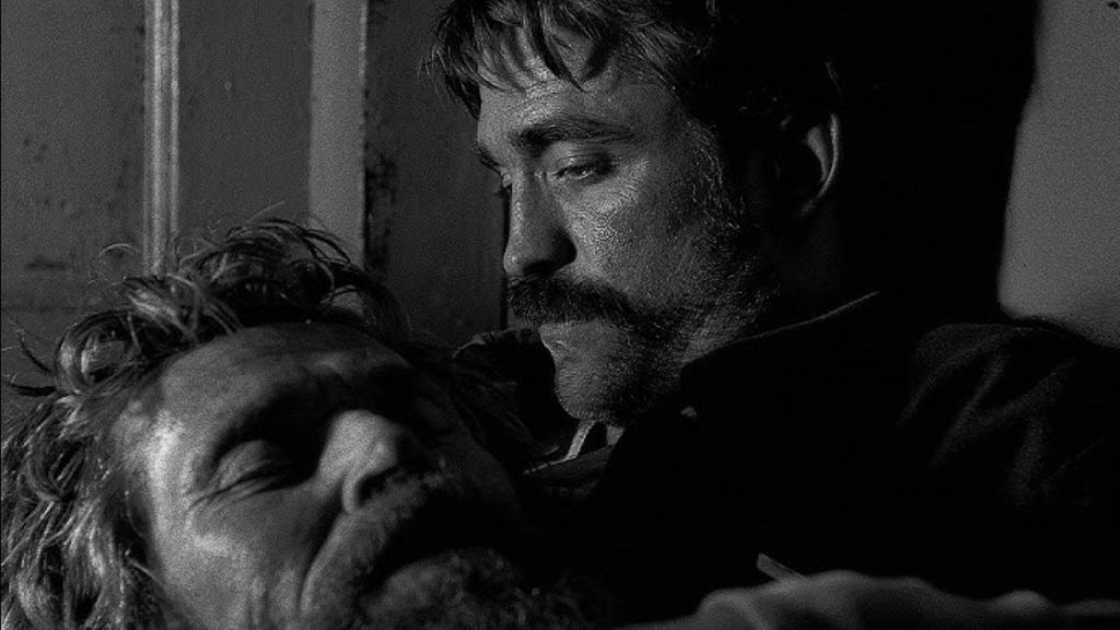 „Фарът“ (2019)
Този мрачен психологически трилър на Робърт Егърс разказва за двама пазачи на фар през XIX век, които бавно губят разсъдъка си, докато са изолирани на бурен остров. Текстът е дълбока алегория, базирана върху древногръцките митове за Прометей (носещия огън и знания) и Протей (променливото морско божество). В България лентата може да се гледа в HBO Max