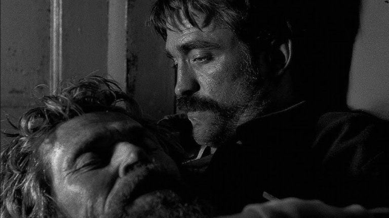 „Фарът“ (2019)
Този мрачен психологически трилър на Робърт Егърс разказва за двама пазачи на фар през XIX век, които бавно губят разсъдъка си, докато са изолирани на бурен остров. Текстът е дълбока алегория, базирана върху древногръцките митове за Прометей (носещия огън и знания) и Протей (променливото морско божество). В България лентата може да се гледа в HBO Max