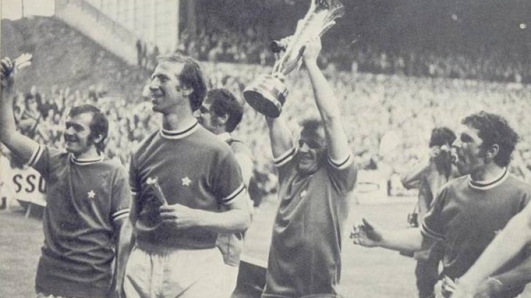 Лийдс, 1968 и 1971 г.
За втори път купата пада в ръцете на Лийдс през 1971 г., когато това е най-силният отбор на Англия. Титлата в страната бяга при Брайън Клъф и Дарби, но доминиращата сила е отборът на Дон Реви.
Лийдс бие на финала Ювентус - тоест, побеждава го с две равенства 1:1 и 2:2 по голове на чужд терен. Това е последният турнир за Панаирните градове.