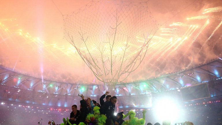 Олимпийският огън угасна след изкуствен дъжд на "Маракана"
