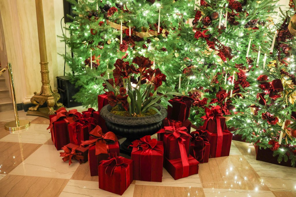 Kоледният кич на Мелания Тръмп - 50-килограмов сладкиш и портрети на Тръмп от Lego