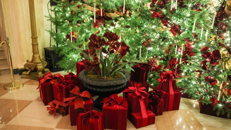 Kоледният кич на Мелания Тръмп - 50-килограмов сладкиш и портрети на Тръмп от Lego