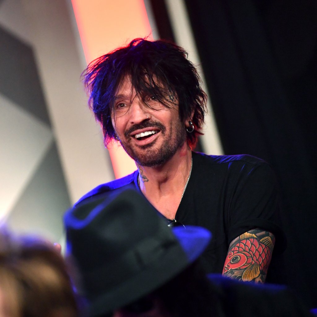 Томи Лий
През 1998 г. барабанистът на Motley Crüe пледира "виновен" по обвинение в нападението над тогавашната му съпруга Памела Андерсън. Той излежава четири месеца от шестмесечна си присъда в затвора на окръг Лос Анджелис.