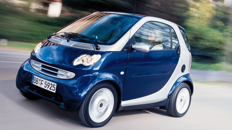 SmartSmart всъщност е практична градска кола, с която се придвижвате с лекота из адския трафик и със същата тази лекота си намирате места за паркиране. По тесните улички на градове като Рим и Париж е абсурдно да се опитвате да минете с някое SUV. И все пак налице е усещането, че Smart е нещо, което е дошло със снакс Lucky Boy.