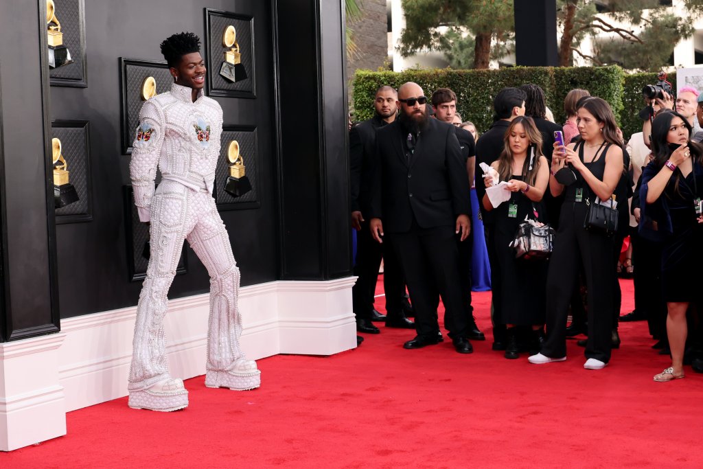 Лил Нас ЕксРапърът Lil Nas X събра погледите с ангелския си костюм с купища перли, но и той остана само с блясъка на червения килим и нито една награда, въпреки номинациите.