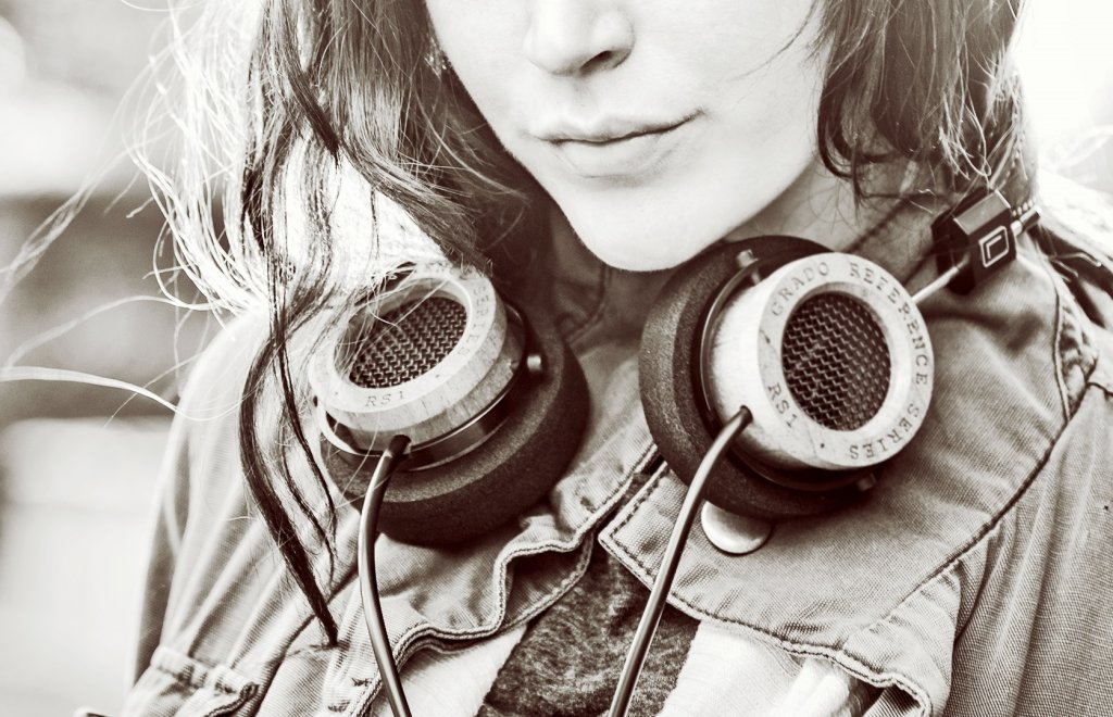 listening to music1