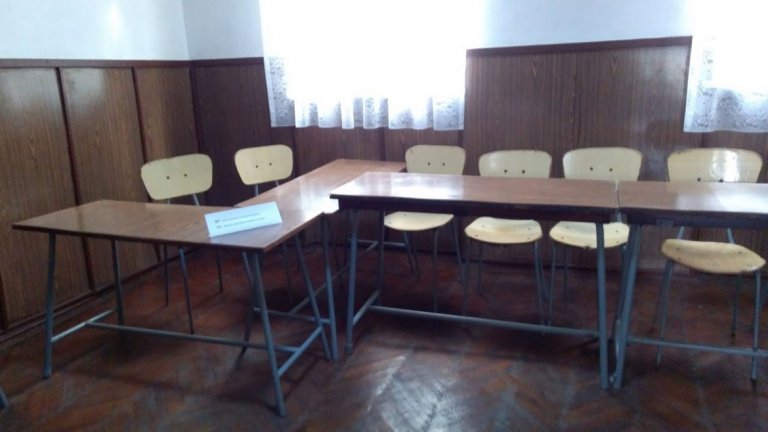 Мястото, на което са седели Елена и Николае Чаушеску, докато прокурори изговарят обвиненията срещу тях.