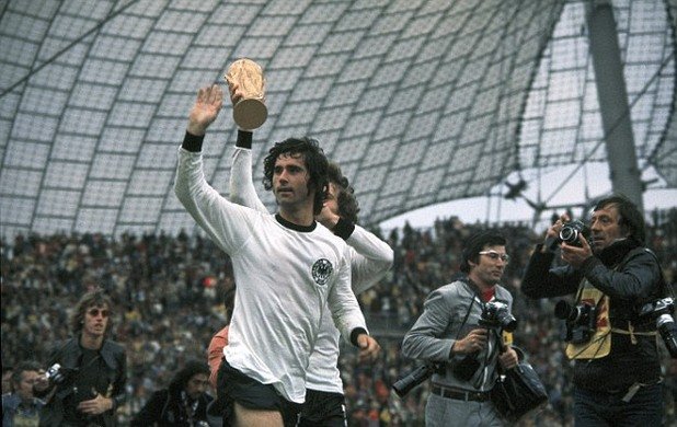 2. Герд Мюлер, 365 гола
Той е най-великият германски голмайстор за всички времена. Отбелязва 365 попадения в 427 мача в Бундеслигата по време на 15-годишната си кариера в Байерн в периода 1964-1979.


