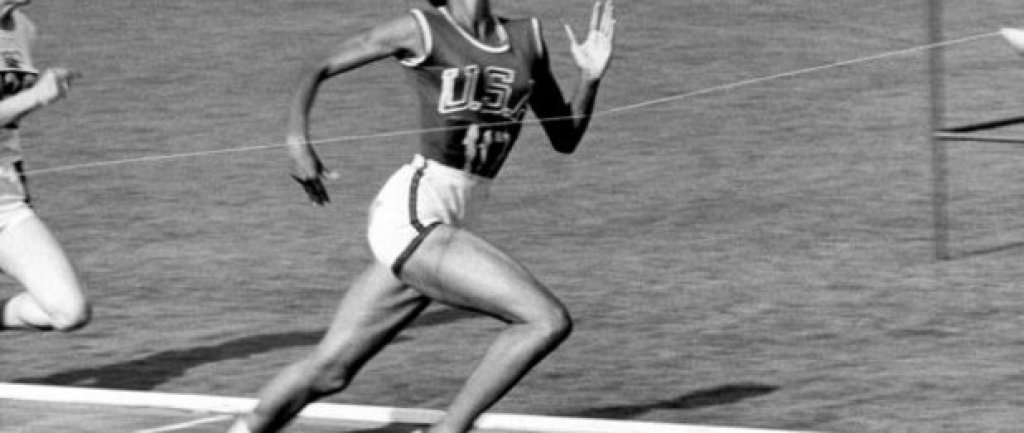 През 1960 г. печели златен медал на 100 м