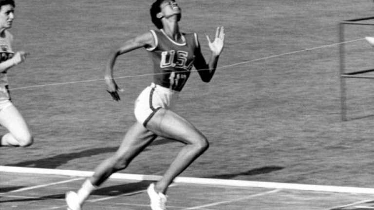 През 1960 г. печели златен медал на 100 м