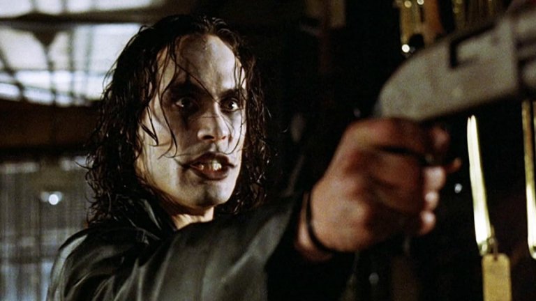 Брандън Лий като Ерик Дрейвън ("Гарванът", 1994 г.)
Първият филм „Гарванът“ разказва за Ерик Дрейвън, който бива убит заедно със своята годеница от група бандити. Година по-късно, придружен от гарван и надарен с нови сили, Ерик възкръсва, за да отмъсти за смъртта на любимата си.
Това е трябвало да бъде филмът, който да изстреля младия Брандън Лий, син на легендата Брус Лий, към звездите. До онзи момент той е имал участия по непопулярни продукции, сред които се откроява телевизионният “Кунг фу: Филмът” с Дейвид Карадайн. 
Но уви, след инцидент на снимачната площадка на “Гарванът”, при който вместо халосни патрони са използвани истински, актьорът напуска този свят. Филмът все пак е довършен и днес се счита за култова класика.