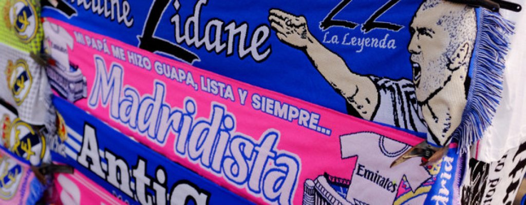 Фен-артикулите с лика на Зидан около "Бернабеу"