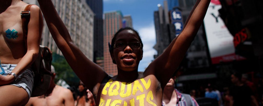 В Ню Йорк е легално жени да ходят без горнище от 1992-а година насам. Неслучайно именно там на 28 август се проведе вторият "Go Topless" парад, който брани равните права между половете най-вече по отношение на свободата от дрехите.