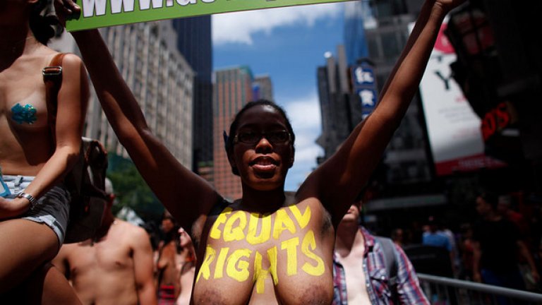 В Ню Йорк е легално жени да ходят без горнище от 1992-а година насам. Неслучайно именно там на 28 август се проведе вторият "Go Topless" парад, който брани равните права между половете най-вече по отношение на свободата от дрехите.