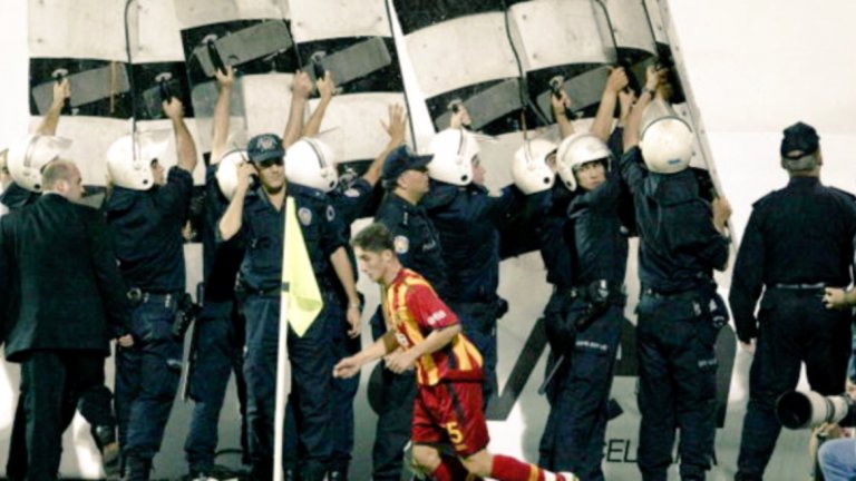 Дерби в Турция. Сабри Сариоглу от Галатасарай изпълнява корнер под полицейските щитове.