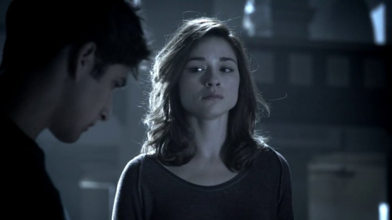 Алисън Арджент - Teen Wolf
Финалът на третия сезон на „Младия върколак” е жесток за всеки фен и фатален за една от главните героини в сериала. Алисън Арджент е прободена в стомаха и умира в ръцете на Скот, след като му признава, че винаги го е обичала. 
Преди това едва ли някой би предположил, че именно Алисън сред водещите персонажи ще бъде отстранена по такъв начин. Но истината е, че актрисата Кристъл Рийд помоли да бъде отписана от сериала, за да пробва да тръгне по друг път в кариерата си. Тогава тя беше на 29, а играеше 17-годишна влюбена тийнейджърка.