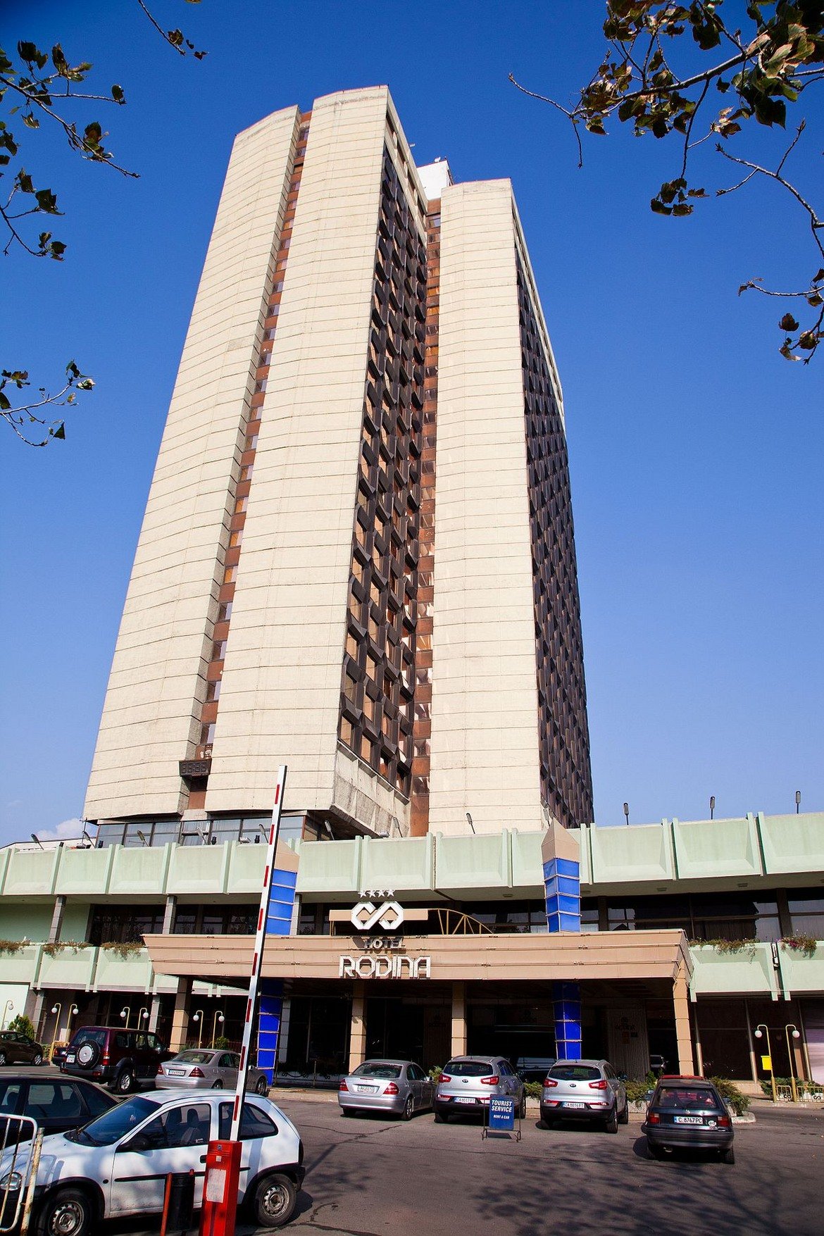Хотел "Родина" - 104 метра, 25 етажа, завършен през 1981

Четиризвездният хотел е строен по социалистическо време в близост до площад "Руски паметник" в София и години наред беше най-високата сграда в страната (като се изключат индустриалните комини на сгради и телевизионните кули). След дълги години търсене на инвеститор и сериозен упадък, заради необслужвани дългове, през 2014-а година "Родина" беше придобит от собственика на  "Дюни роял ризорт" Людмил Стойков срещу 25 млн. лв.
Снимка: Wikipedia