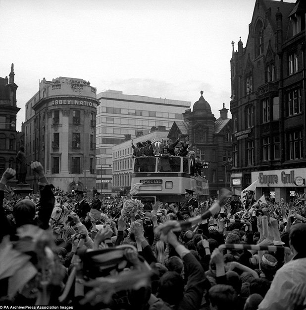 Манчестър Юнайтед показва първата Купа на европейските шампиони, спечелена от английски отбор, през 1968 г. по улиците на Манчестър. Говори се, че парадът е стигнал до 300 000 фенове.
