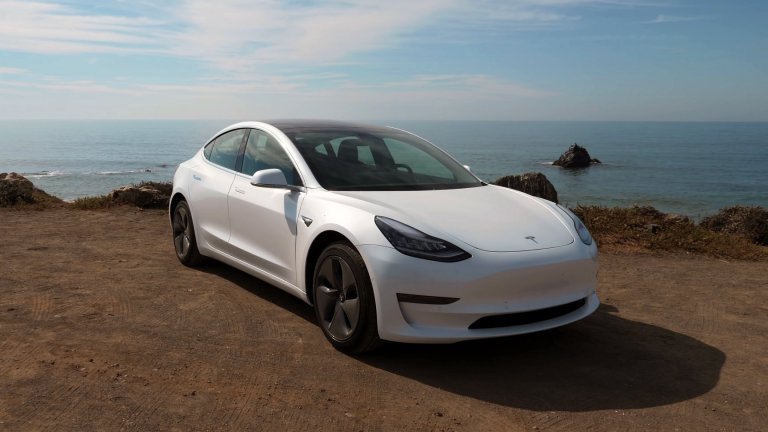 Един автомобилен редактор описва плюсовете и минусите на Tesla Model 3