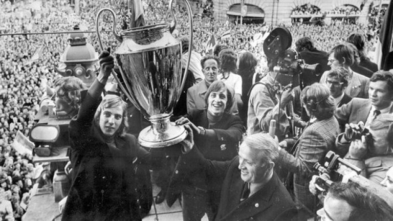 Аякс, 1971-1973 г.
Това е появата на Бийтълс, но във футболен вариант. Дългокосите, слабовати, бързи като вятъра и хитри холандски играчи направо стресват футболна Европа. Родени в и около Амстердам, водени от фамозния Йохан Кройф, Аяксите печелят трофея три пъти поред. Футболът им е непрестанно мачкане на съперника и е наречен "тотален". 
