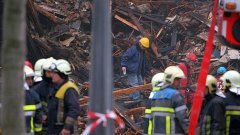 Пожарникари сред развалините на сградата в Лиеж