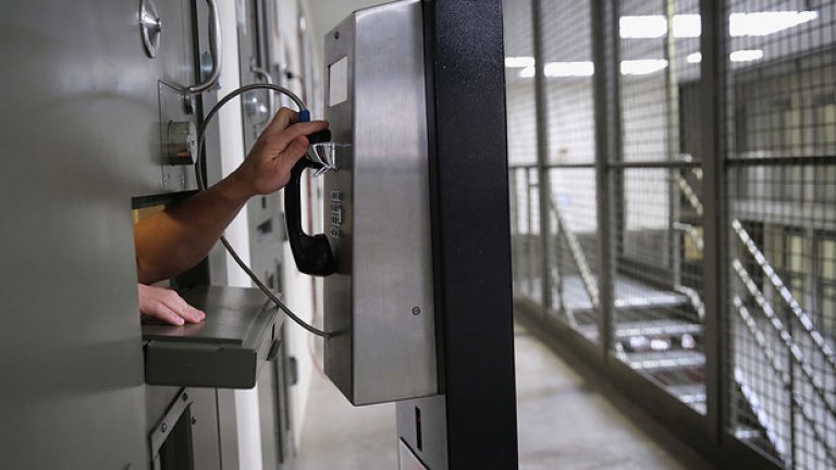 Самата затворническа система във Филаделфия е "люлката" на строгия тъмничен затвор. През 19 век тук е създаден първата подобна институция, в която затворниците са принудени да прекарват 23 часа на ден в изолация и да носят качулки, когато напускат килиите си, за да не разменят погледи с останалите.