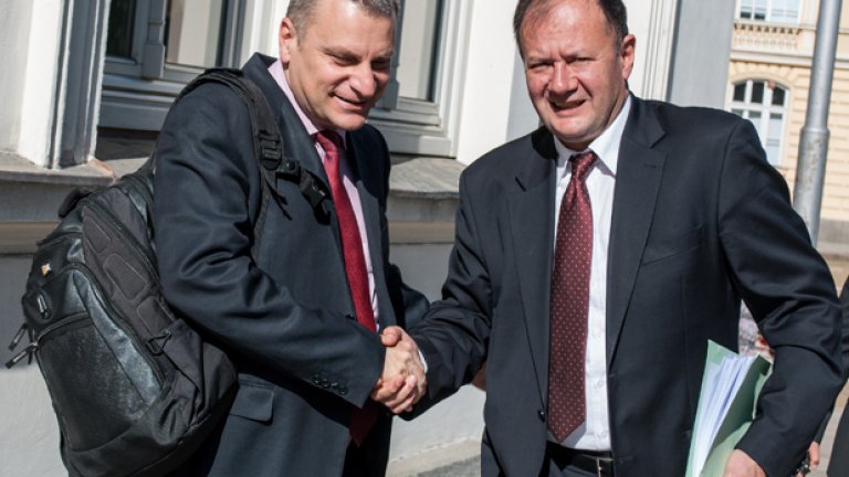 Председателят на парламента Михаил Миков призова президентът да се произнесе бързо по приетите промени в енергийни закони