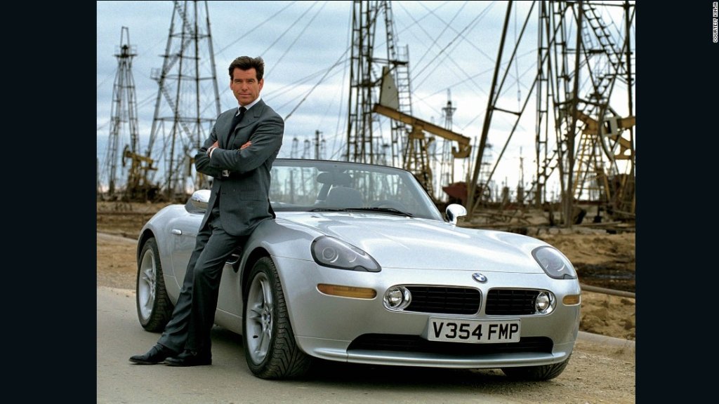 BMW Z8 - The world is not enough, 1999. Броснан-Бонд е завинаги свързан с образа на BMW, което остава върху него един юпи отпечатък завинаги. Това и италианските му костюми Brioni