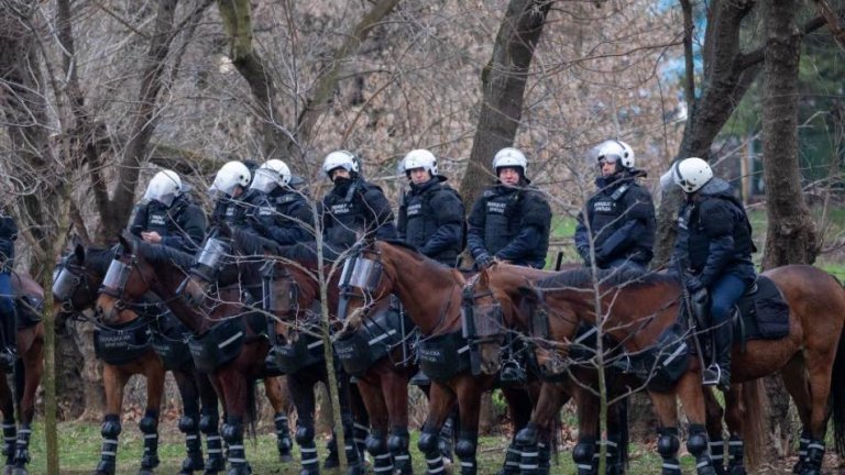 Много ранени след бой на навиячи на Звезда и Партизан