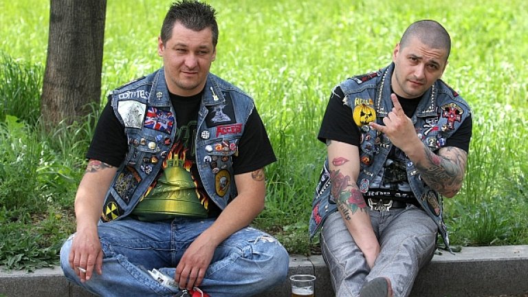 Предложете на метъла да отидете на хаус парти. Ако се съгласи на подобно извращение, значи е хлътнал и епичния крах на свалката ще бъде с размаха на вокалните способности на Брус Дикинсън