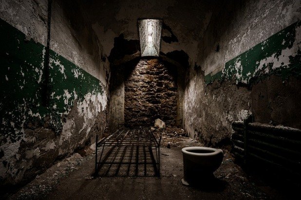 Затвор във Филаделфия, Пенсилвания. Функционирал между 1829-та и 1971 година, затворът е бил доста модерен за времето си