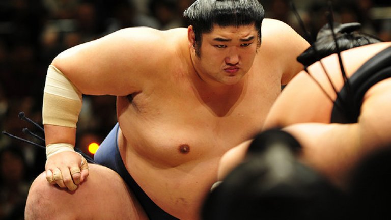 Кейдзи Котомицуки. В Япония са изключително чувствителни към морала в традиционния спорт. Котомицуки, пробил до втория по сила ранг "одзеки", подцени този факт. През 2012 г. стана известно, че е участвал в незаконни залози на бейзболни мачове, при това - контролирани от Якудза. Шампионът моментално бе лишен не само от званието си, но и от внушителна пенсия.